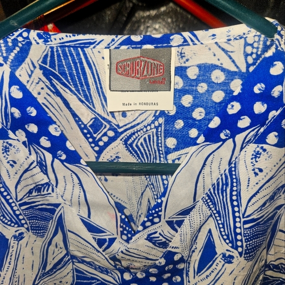 Scrubs top both for 20 - Picture 4 of 5